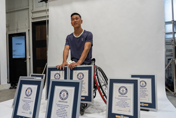 Tokito Oda surrounded by GWR official certificate