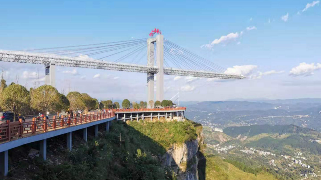 Longest cantilevered glass bottomed skywalk