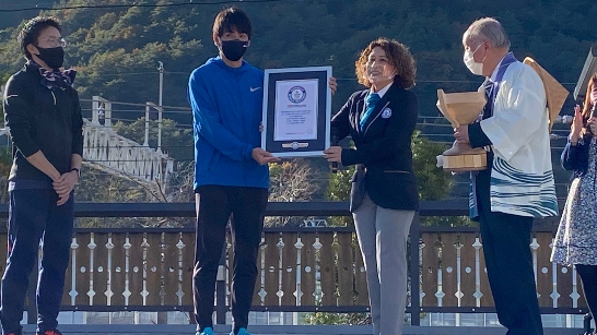 Bicycle Electricity adjudicator and a man holding certificate