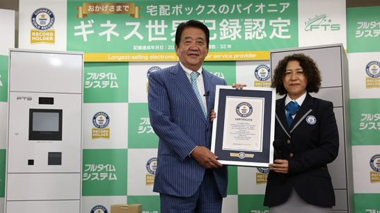 man holding gwr certificate next to adjudicator