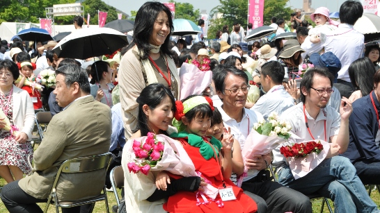 most pairs presenting and receiving bouquets simultaneously