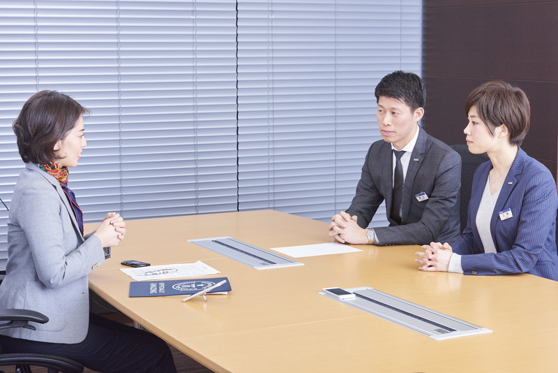 インタビューを受ける工藤麻貴さんと青木信さん