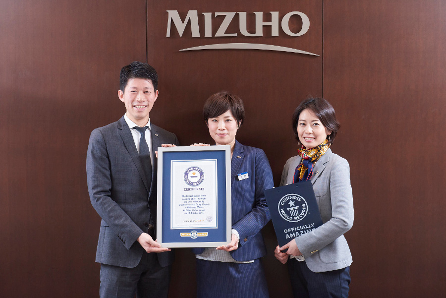 ギネス世界記録公式認定証を持つ工藤麻貴さんと青木信さん