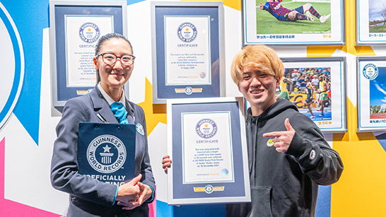 記録達成者のともひろさんへ認定証を進呈。