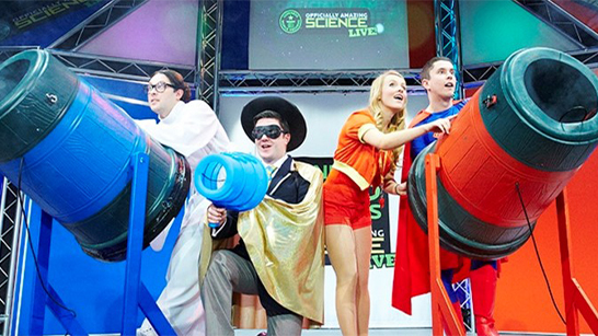 ステージゾーンでは、ここだけのステージショーを楽しめます。