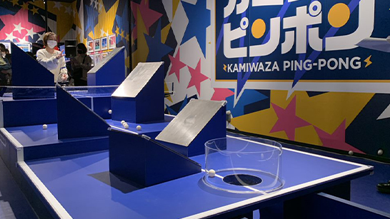 左右のボードに当てながらトリックショットに挑戦。