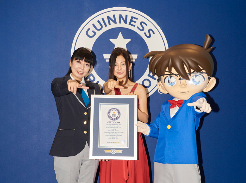 mai holding gwr certificate next to adjudicator and person dressed in cosplay 