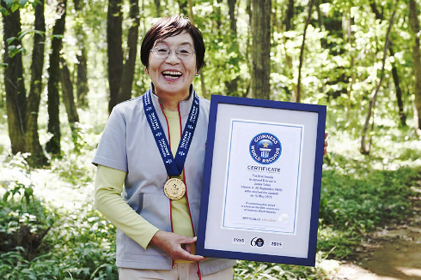 junko tabei holding fwr certificate