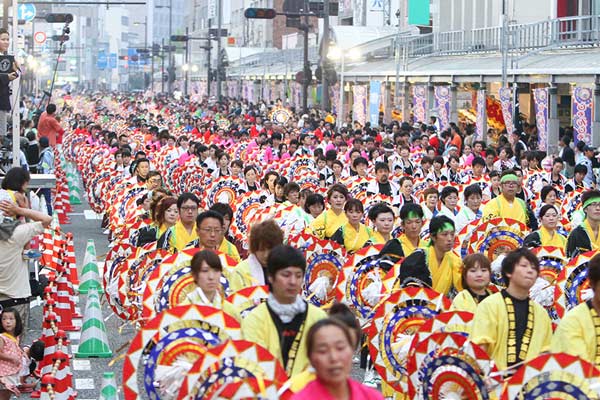many people dressed up in a parade
