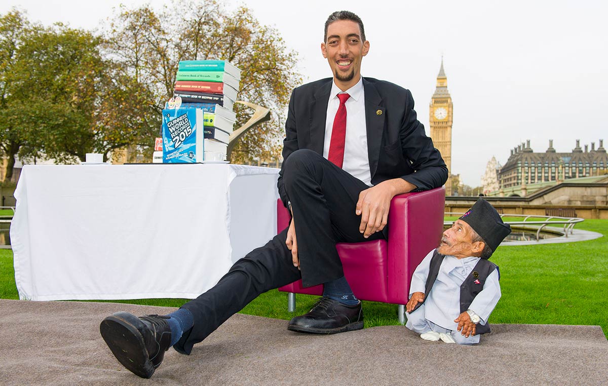 Sultan with the shortest man ever, Chandra Dangi, in 2015