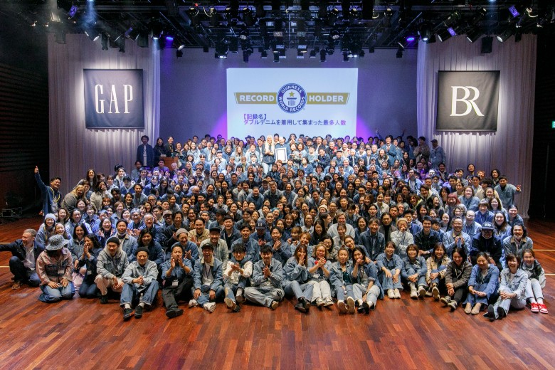 Largest gathering of people wearing double denim | ギネス世界記録