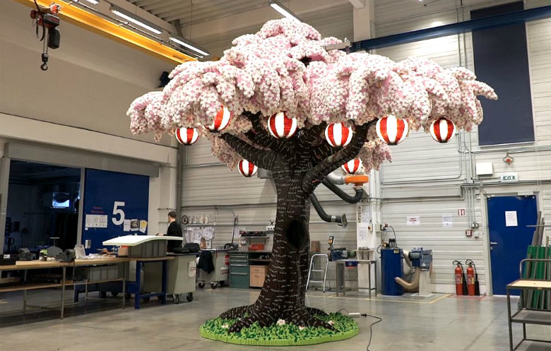 Largest LEGO® brick cherry blossom tree (supported) | ギネス世界記録