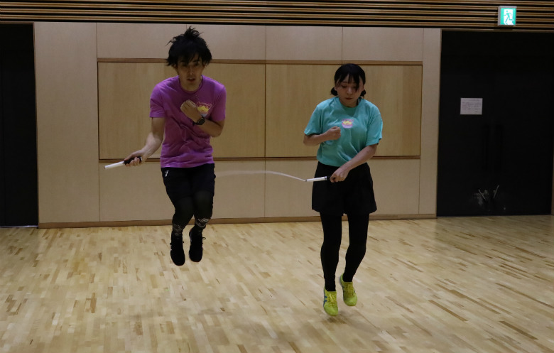 Most alternate skips by a pair in 30 seconds (single rope) | ギネス世界記録