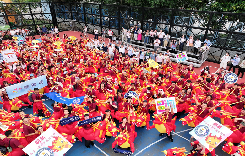 Most people wearing inflatable costumes | ギネス世界記録
